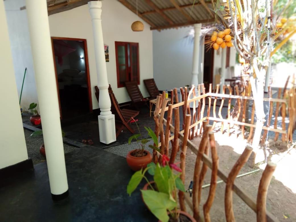 Bed and Breakfast Peacock Garden Tangalle Esterno foto